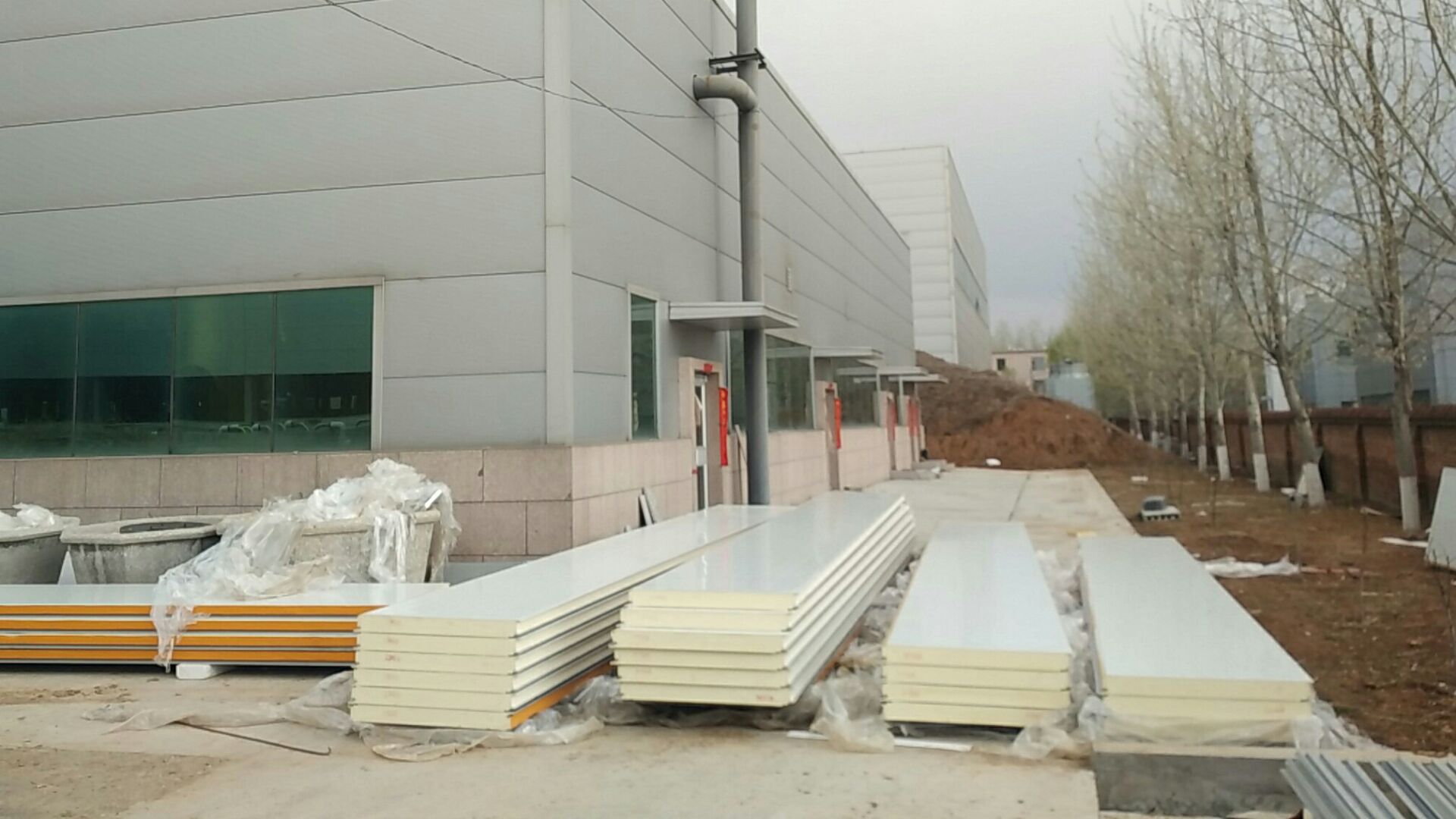 What factors affect the price of polyurethane sandwich panels