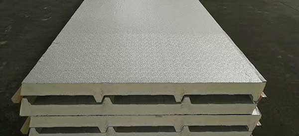 Roof insulation sandwich panels with aluminum foil